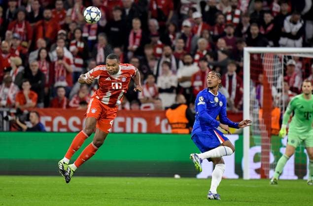 17 09 2025, xemx, Football UEFA Champions League, FC Bayern Muenchen Chelsea London v l Jonathan Tah FC Bayern Muenchen , Joao Pedro Chelsea London duel, action, action, battle for the ball DFL DFB REGULATIONS PROHIBIT ANY USE OF PHOTOGRAPHS as IMAGE SEQUENCES and or QUASI VIDEO Muenchen