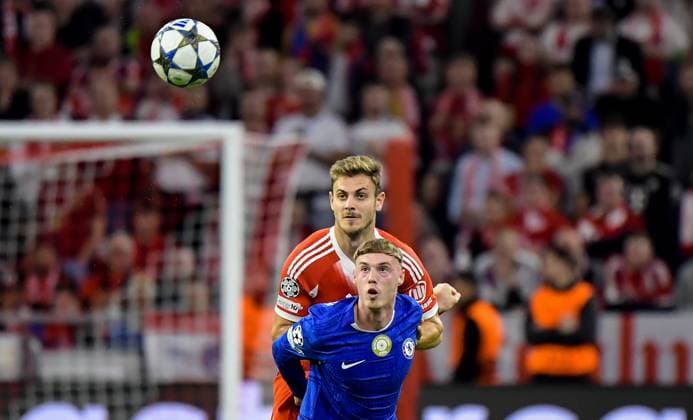 17 09 2025, xemx, Football UEFA Champions League, FC Bayern Muenchen Chelsea London v l Josip Stanisic FC Bayern Muenchen , Cole Palmer Chelsea London duel, action, action, battle for the ball DFL DFB REGULATIONS PROHIBIT ANY USE OF PHOTOGRAPHS as IMAGE SEQUENCES and or QUASI VIDEO Muenchen