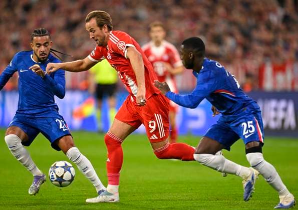 17 09 2025, Football UEFA Championsleague 2025 2026 Matchday 1, FC Bayern Munich FC Chelsea, at Allianz Arena Munich v l Moises Caicedo FC Chelsea v Harry Kane FC Bayern Munich DFL and DFB regulations prohibit any use of photographs as image sequences and or quasi video