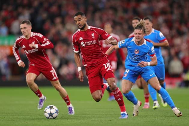 Fußball UEFA-Champions-League-Phase Liverpool gegen Atletico Madrid 17. September 2025 UEFA-Champions-League-Phase Liverpool gegen Atletico Madrid Cody Gakpo von Liverpool entkommt Conor Gallagher von Atletico Madrid Foto Simon Stacpoole Abseits Liverpool UK  Copyright: xSimonxStacpoolexOffside
