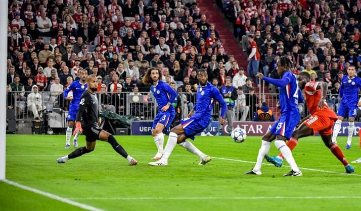 17 09 2025, xemx, Football UEFA Champions League, FC Bayern Muenchen Chelsea London v l Goal scored, scored the goal for 1 0 Own goal by Trevoh Chalobah Chelsea London DFL DFB REGULATIONS PROHIBIT ANY USE OF PHOTOGRAPHS as IMAGE SEQUENCES and or QUASI VIDEO Muenchen