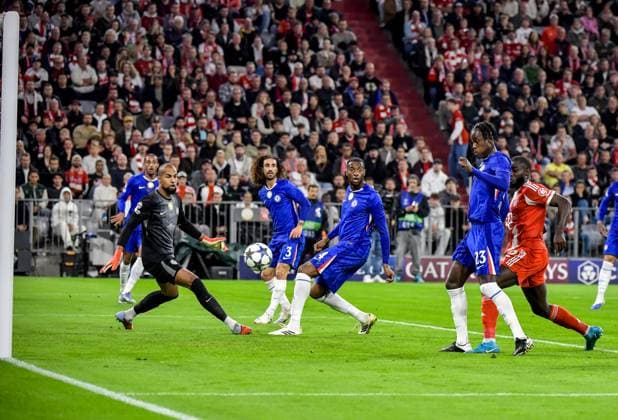 17 09 2025, xemx, Football UEFA Champions League, FC Bayern Muenchen Chelsea London v l Goal scored, scored the goal for 1 0 Own goal by Trevoh Chalobah Chelsea London DFL DFB REGULATIONS PROHIBIT ANY USE OF PHOTOGRAPHS as IMAGE SEQUENCES and or QUASI VIDEO Muenchen