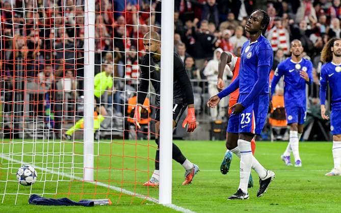 17 09 2025, xemx, Football UEFA Champions League, FC Bayern Muenchen Chelsea London v l Trevoh Chalobah Chelsea London disappointed, disappointed looking, dissapointed, sad, frustrated after own goal to 1 0 DFL DFB REGULATIONS PROHIBIT ANY USE OF PHOTOGRAPHS as IMAGE SEQUENCES and or QUASI VIDEO Muenchen