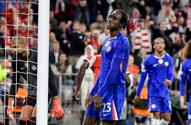 17 09 2025, xemx, Football UEFA Champions League, FC Bayern Muenchen Chelsea London v l Trevoh Chalobah Chelsea London disappointed, disappointed looking, dissapointed, sad, frustrated after own goal to 1 0 DFL DFB REGULATIONS PROHIBIT ANY USE OF PHOTOGRAPHS as IMAGE SEQUENCES and or QUASI VIDEO Muenchen