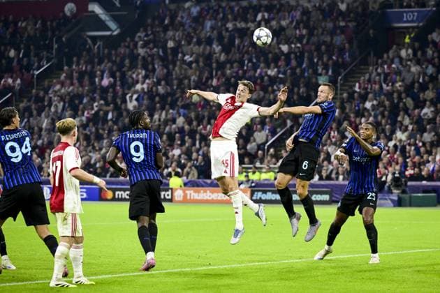 AMSTERDAM (l-r) Youri Baas of Ajax and Stefan de Vrij of Internazionale during the UEFA Champions League match between Ajax and Internazionale at the Johan Cruijff ArenA on September 17, 2025, in Amsterdam, Netherlands. ANP OLAF KRAAK UEFA Champions League 2025 26 xVIxANPxSportx xxANPxIVx 536649444 originalFilename: 536649444.jpg