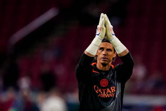 AMSTERDAM, NETHERLANDS - SEPTEMBER 17: FC Internazionale goalkeeper Yann Sommer applauds the fans prior to the UEFA Champions League 2025 26 League Phase MD1 match between AFC Ajax and FC Internazionale Milano at Johan Cruijff Arena on September 17, 2025 in Amsterdam, Netherlands. (Photo by Rene Nijhuis) SPO  Copyright: xRenexNijhuis
