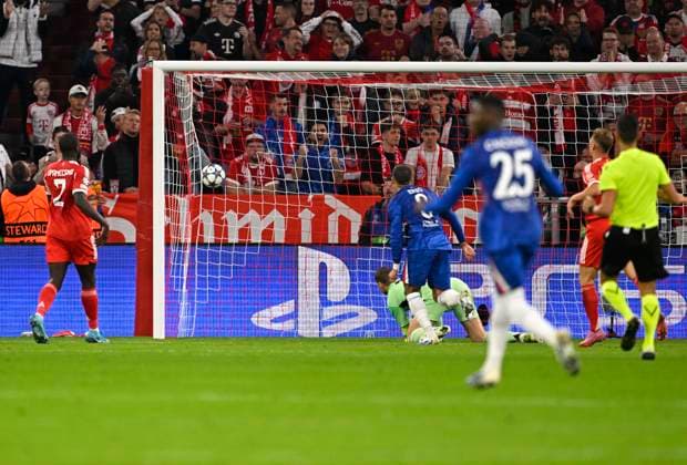 17 09 2025, Football UEFA Championsleague 2025 2026 1 Matchday, FC Bayern Munich FC Chelsea, in the Allianz Arena Munich Goalkeeper Manuel Neuer FC Bayern Munich concedes the 2 1 DFL and DFB regulations prohibit any use of photographs as image sequences and or quasi video