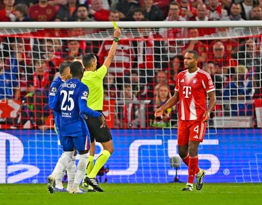 17 09 2025, Football UEFA Championsleague 2025 2026 Matchday 1, FC Bayern Munich FC Chelsea, at Allianz Arena Munich v l Moises Caicedo FC Chelsea , referee Jose Maria Sanches Sanien and Jonathan Tah FC Bayern Munich , who sees the yellow card here, DFL and DFB regulations prohibit any use of photographs as image sequences and or quasi video