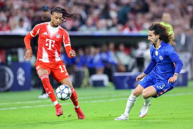 Soccer Champions League 1 Matchday FC Bayern Munich FC Chelsea on 17 09 2025 at the Allianz Arena in Munich Michael Olise Munich , left Marc Cucurella Chelsea , right xMSx