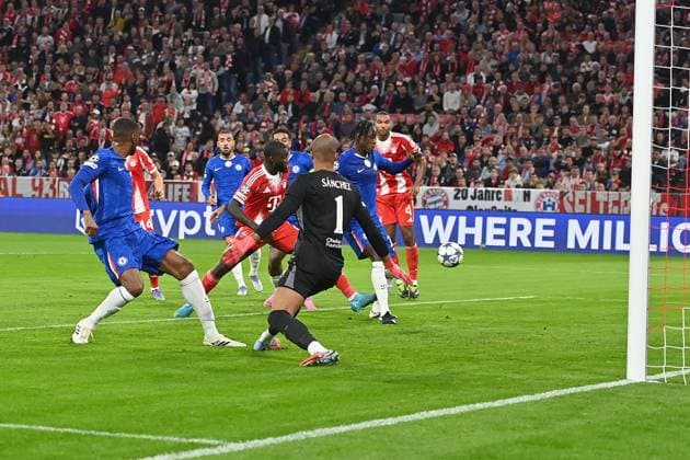 Goal for 1 0,Michael OLISE Bayern Muenchen not in picture,penalty area scene Football Champions League,Season 2025 26 ,1 Matchday FC Bayern Muenchen FC Chelsea on 17 09 2025 A L L I A N Z A R E N A