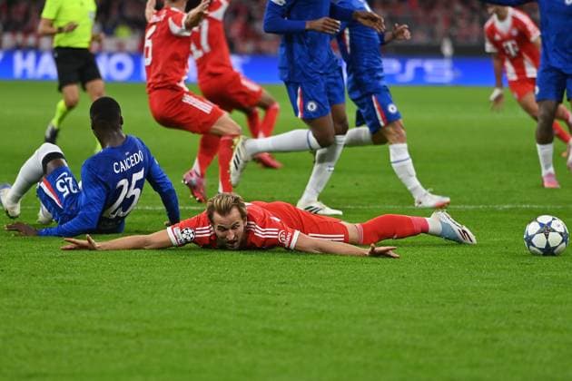 Foul Moises CAICEDO Chelsea FC ,Action,tackle Harry KANE Bayern Muenchen ,Penalty,Penalty kick Soccer Champions League,2025 Season 26 ,Matchday 1 FC Bayern Muenchen FC Chelsea 17 09 2025 A L L I A N Z A R E N A