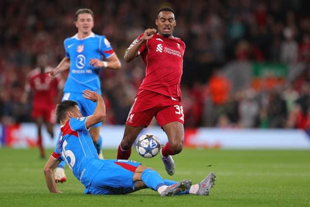 Fußball UEFA-Champions-League-Phase Liverpool gegen Atletico Madrid 17. September 2025 UEFA-Champions-League-Phase Liverpool gegen Atletico Madrid Clement Lenglet von Atletico Madrid geht gegen Ryan Gravenberch von Liverpool vor Foto Simon Stacpoole Abseits Liverpool UK  Copyright: xSimonxStacpoolexOffside