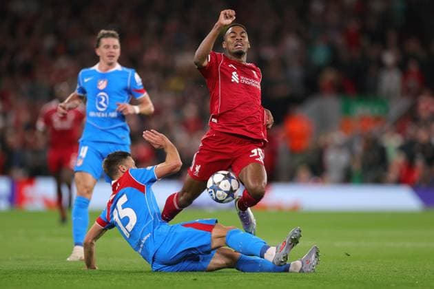Fußball UEFA-Champions-League-Phase Liverpool gegen Atletico Madrid 17. September 2025 UEFA-Champions-League-Phase Liverpool gegen Atletico Madrid Clement Lenglet von Atletico Madrid geht gegen Ryan Gravenberch von Liverpool vor Foto Simon Stacpoole Abseits Liverpool UK  Copyright: xSimonxStacpoolexOffside