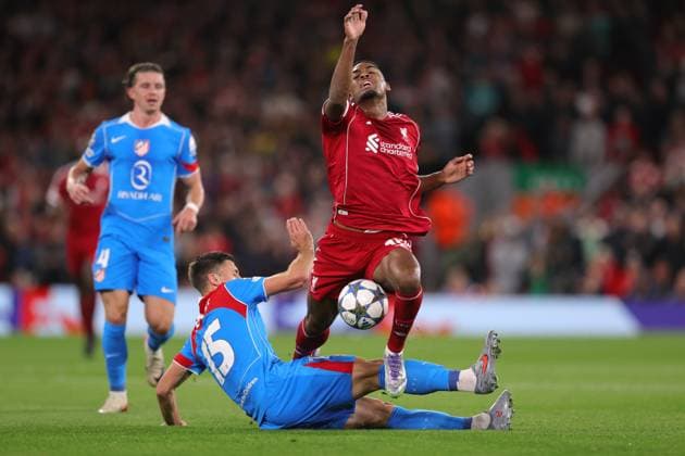 Fußball UEFA-Champions-League-Phase Liverpool gegen Atletico Madrid 17. September 2025 UEFA-Champions-League-Phase Liverpool gegen Atletico Madrid Clement Lenglet von Atletico Madrid geht gegen Ryan Gravenberch von Liverpool vor Foto Simon Stacpoole Abseits Liverpool UK  Copyright: xSimonxStacpoolexOffside
