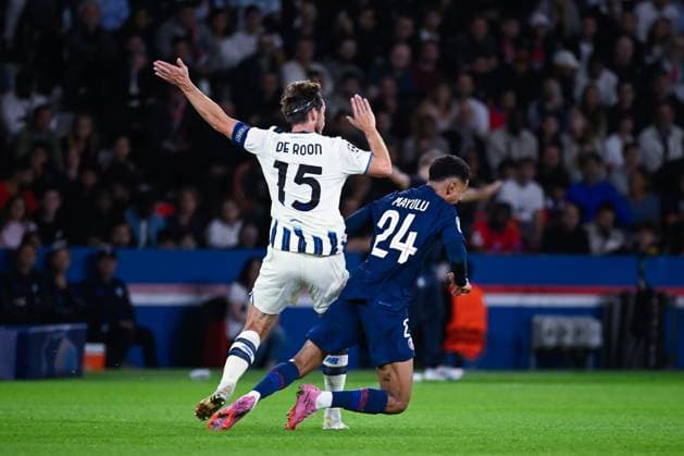 FOOTBALL : PSG vs Atalanta - Ligue des Champions - 17 09 2025 Marten de Roon ( 15 - Atalanta ) and Senny Mayulu ( 24 - PSG ) during the UEFA Champions League match between Paris Saint Germain and Atalanta BC at Parc Des Princes on September 17 , 2025 in Paris, France. ( Photo by Federico Pestellini PsnewZ ) - ParisFrance  Copyright: xFedericoxPestellinix
