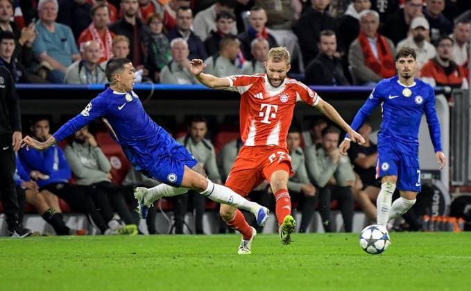 17 09 2025, xemx, Football UEFA Champions League, FC Bayern Muenchen Chelsea London v l Enzo Fernandez Chelsea London , Konrad Laimer FC Bayern Muenchen Zweikampf, Aktion, action, battle for the ball DFL DFB REGULATIONS PROHIBIT ANY USE OF PHOTOGRAPHS as IMAGE SEQUENCES and or QUASI VIDEO Muenchen