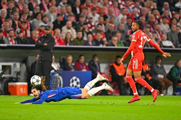 17 09 2025, Football UEFA Championsleague 2025 2026 1 Matchday, FC Bayern Munich FC Chelsea, in the Allianz Arena Munich Marc Cucurella FC Chelsea on the ground Michael Olise FC Bayern Munich DFL and DFB regulations prohibit any use of photographs as image sequences and or quasi video