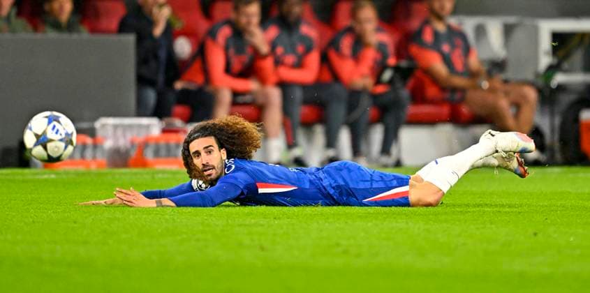 17 09 2025, Football UEFA Championsleague 2025 2026 1 Matchday, FC Bayern Munich FC Chelsea, in the Allianz Arena Munich Marc Cucurella FC Chelsea on the ground DFL and DFB regulations prohibit any use of photographs as image sequences and or quasi video