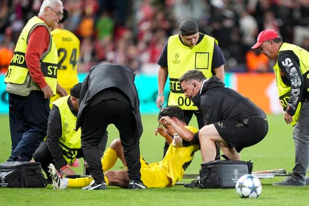 Champions League Slavia Prague Bodo Glimt Prague, Czech Republic 20250917 Bodo Glimts Magnus Riisnaes is carried out of the stadium on a stretcher and on to the hospital during the Champions League match between Slavia Prague and Bodo Glimt at Fortuna Arena in Prague Photo Terje Pedersen NTB Praha Czech Republic EDITORIAL USE ONLY RESTRICTED USE FOR BETTING COMPANIES  Copyright: xTerjexPedersenx xNTBx