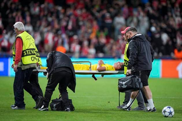 Champions League Slavia Prague Bodo Glimt Prague, Czech Republic 20250917 Bodo Glimts Magnus Riisnaes is carried out of the stadium on a stretcher and on to the hospital during the Champions League match between Slavia Prague and Bodo Glimt at Fortuna Arena in Prague Photo Terje Pedersen NTB Praha Czech Republic EDITORIAL USE ONLY RESTRICTED USE FOR BETTING COMPANIES  Copyright: xTerjexPedersenx xNTBx
