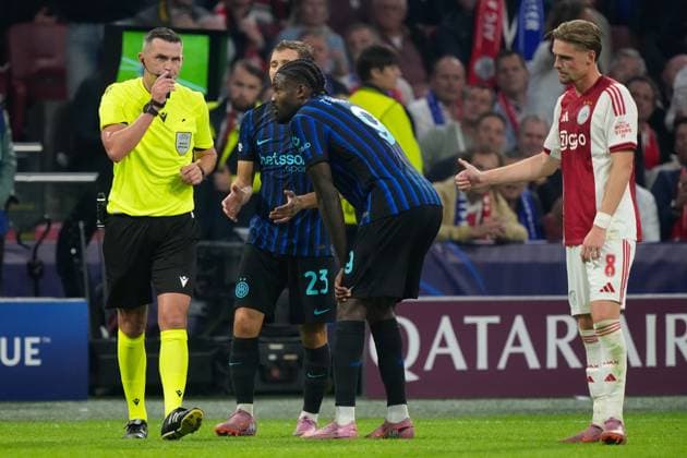 AMSTERDAM, 23-08-2025, Johan Cruijff ArenA ,season 2025 2026 , UEFA Champions League football , league phase, .Match between Ajax and Inter Milan , Picture shows referee Michael Oliver , Inter player Marcus Thuram Ajax - Inter  x31066580x Copyright: