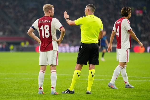 AMSTERDAM, 23-08-2025, Johan Cruijff ArenA ,season 2025 2026 , UEFA Champions League football , league phase, .Match between Ajax and Inter Milan , Picture shows Ajax player Davy Klaassen referee Michael Oliver Ajax - Inter  x31066589x Copyright: