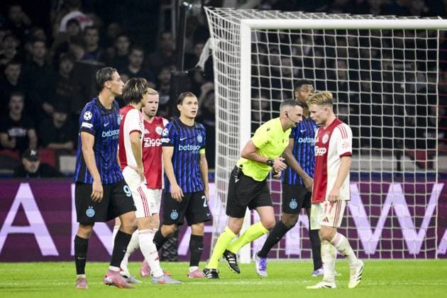 AMSTERDAM - Referee Michael Oliver walks to the VAR screen to check if a foul has been committed in the penalty area during the UEFA Champions League match between Ajax and Internazionale at the Johan Cruijff ArenA on September 17, 2025, in Amsterdam, Netherlands. ANP OLAF KRAAK UEFA Champions League 2025 26 xVIxANPxSportx xxANPxIVx 536650650 originalFilename: 536650650.jpg