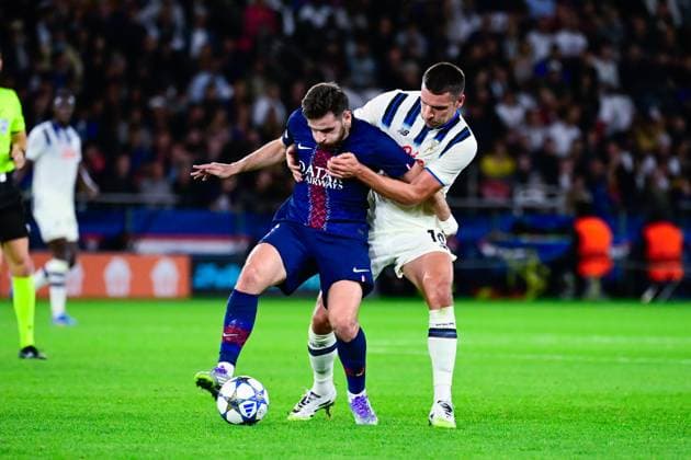 FOOTBALL : PSG vs Atalanta - Ligue des Champions - 17 09 2025 Khvicha Kvaratskhelia ( 7 - PSG ) and Berat Djimsiti ( 19 - Atalanta ) during the UEFA Champions League match between Paris Saint Germain and Atalanta BC at Parc Des Princes on September 17 , 2025 in Paris, France. ( Photo by Federico Pestellini PsnewZ ) - ParisFrance  Copyright: xFedericoxPestellinix
