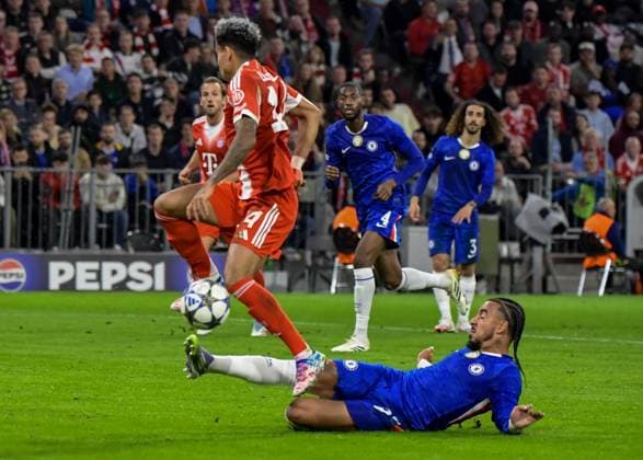 17 09 2025, xemx, Football UEFA Champions League, FC Bayern Muenchen Chelsea London v l Luis Diaz FC Bayern Muenchen , Malo Gusto Chelsea London duel, action, action, battle for the ball DFL DFB REGULATIONS PROHIBIT ANY USE OF PHOTOGRAPHS as IMAGE SEQUENCES and or QUASI VIDEO Muenchen