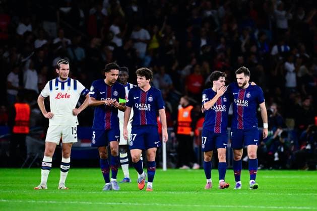 FOOTBALL : PSG vs Atalanta - Ligue des Champions - 17 09 2025 Vitinha Vitor Machado ( 17 - PSG ) talks with Khvicha Kvaratskhelia ( 7 - PSG ) during the UEFA Champions League match between Paris Saint Germain and Atalanta BC at Parc Des Princes on September 17 , 2025 in Paris, France. ( Photo by Federico Pestellini PsnewZ ) - ParisFrance  Copyright: xFedericoxPestellinix