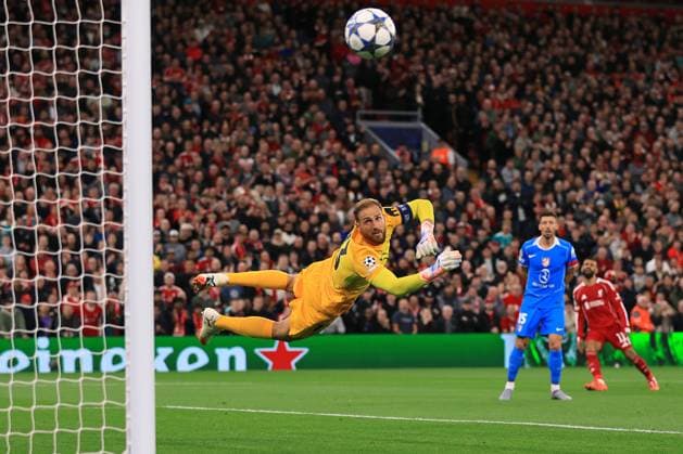 Fußball UEFA-Champions-League-Phase Liverpool gegen Atletico Madrid 17. September 2025 UEFA-Champions-League-Phase Liverpool gegen Atletico Madrid Atletico Madrids Torwart Jan Oblak taucht nach dem Ball, der ins Aus geht Foto Simon Stacpoole Abseits Liverpool UK  Copyright: xSimonxStacpoolexOffside