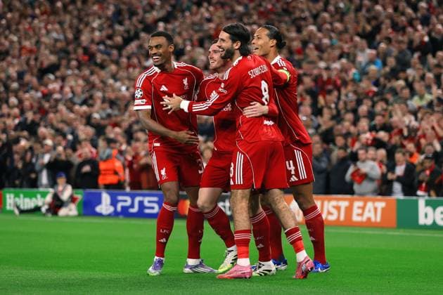 Fußball UEFA-Champions-League-Phase Liverpool gegen Atletico Madrid 17. September 2025 UEFA-Champions-League-Phase Liverpool gegen Atletico Madrid Andrew Robertson von Liverpool feiert den ersten Treffer mit seinen Teamkollegen Foto Simon Stacpoole Abseits Liverpool UK  Copyright: xSimonxStacpoolexOffside