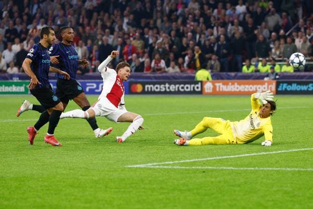 AMSTERDAM , 17-09-2025 , JohanCruyff Arena , season 2025 2026 , UEFA Champions League football , League phase Matchday 1 , match between Ajax and Inter Milan , picture shows Ajax player Mika Godts , Inter goalkeeper Yann Sommer Ajax - Inter  x31066615x Copyright: