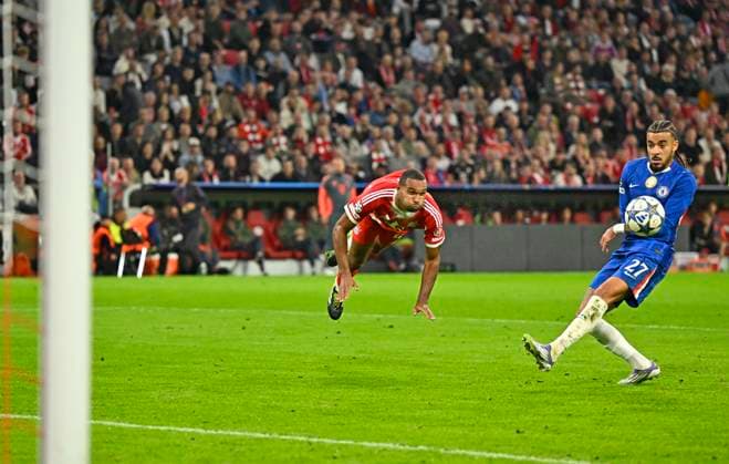 17 09 2025, Football UEFA Championsleague 2025 2026 1 Matchday, FC Bayern Munich FC Chelsea, at Allianz Arena Munich v l Jonathan Tah FC Bayern Munich v Malo Gusto FC Chelsea DFL and DFB regulations prohibit any use of photographs as image sequences and or quasi video