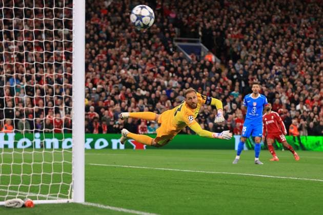 Fußball UEFA-Champions-League-Phase Liverpool gegen Atletico Madrid 17. September 2025 UEFA-Champions-League-Phase Liverpool gegen Atletico Madrid Atletico Madrids Torwart Jan Oblak taucht nach dem Ball, der ins Aus geht Foto Simon Stacpoole Abseits Liverpool UK  Copyright: xSimonxStacpoolexOffside