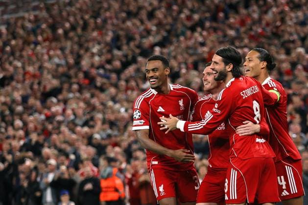 Fußball UEFA-Champions-League-Phase Liverpool gegen Atletico Madrid 17. September 2025 UEFA-Champions-League-Phase Liverpool gegen Atletico Madrid Andrew Robertson von Liverpool feiert den ersten Treffer mit seinen Teamkollegen Foto Simon Stacpoole Abseits Liverpool UK  Copyright: xSimonxStacpoolexOffside
