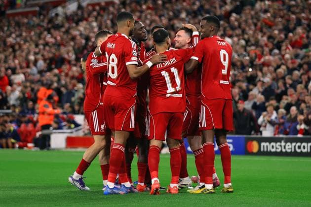 Fußball UEFA-Champions-League-Phase Liverpool gegen Atletico Madrid 17. September 2025 UEFA-Champions-League-Phase Liverpool gegen Atletico Madrid Andrew Robertson von Liverpool feiert den ersten Treffer mit seinen Teamkollegen Foto Simon Stacpoole Abseits Liverpool UK  Copyright: xSimonxStacpoolexOffside