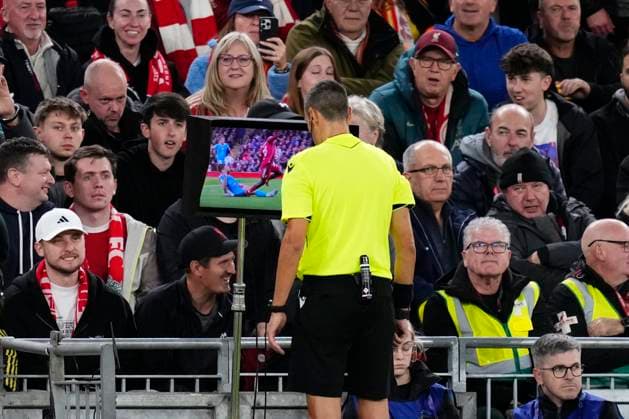 Liverpool FC v Atletico de Madrid - UEFA Champions League 2025 26 League Phase MD1 The referee reviews a possible penalty on the VAR screen. during the UEFA Champions League 2025 26 League Phase MD1 match between Liverpool FC and Atletico de Madrid at Anfield on September 17, 2025 in Liverpool, England. Liverpool England United Kingdom  Copyright: xJosexBretonx originalFilename:bretonhernandez-liverpoo250917_npmCb.jpg