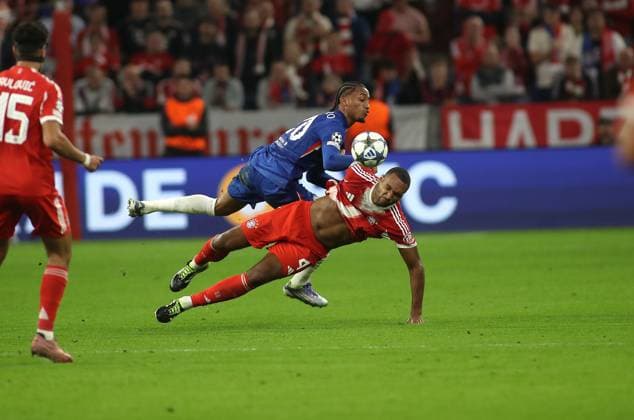 Football, Men, Champions League, Season 2025 2026, FC Bayern Munich FC Chelsea, Matchday 1, Allianz Arena Joao Pedro FC Chelsea left with Jonathan Tah FC Bayern Munich right in a duel, foul, push over