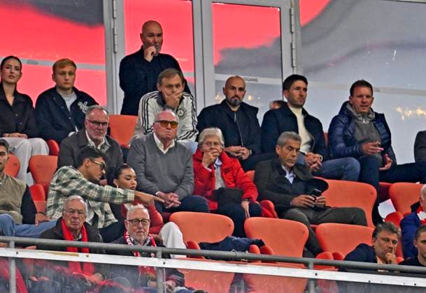 17 09 2025, Football UEFA Championsleague 2025 2026 1 Matchday, FC Bayern Munich FC Chelsea, in the Allianz Arena Munich Antonio di Salvo Germany , Benjamin Glück Germany and Coach Julian Nagelsmann Germany Below Ex Chairman Karl Heinz Rummenigge FC Bayern Munich , Honorary President Uli Hoeneß FC Bayern Munich, Hoeness , Susi Hoeness DFL and DFB regulations prohibit any use of photographs as image sequences and or quasi video