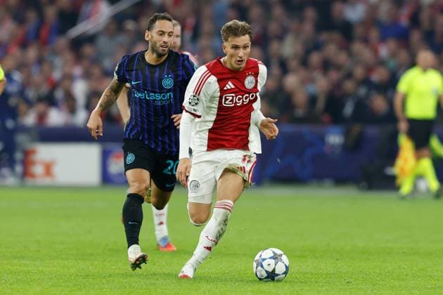 AMSTERDAM , 17-09-2025 , JohanCruyff Arena , season 2025 2026 , UEFA Champions League football , League phase Matchday 1 , match between Ajax and Inter Milan , picture shows Inter player Hakan Calhanoglu, Ajax player Mika Godts Ajax - Inter  x31066643x Copyright: