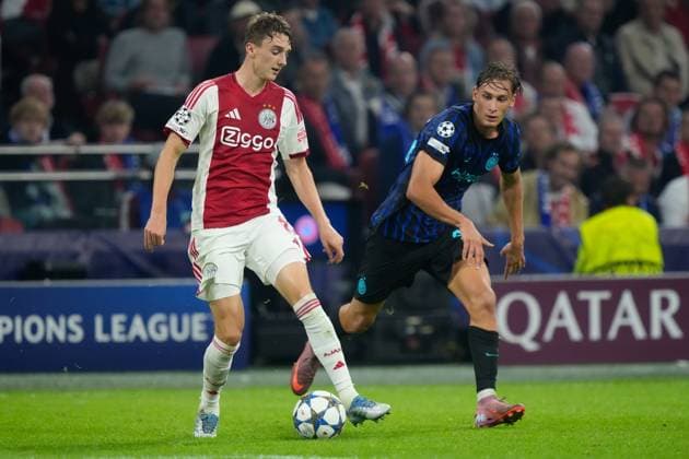 AMSTERDAM, 23-08-2025, Johan Cruijff ArenA ,season 2025 2026 , UEFA Champions League football , league phase, .Match between Ajax and Inter Milan , Picture shows Ajax player Youri Baas, Inter player Pio Esposito Ajax - Inter  x31066650x Copyright: