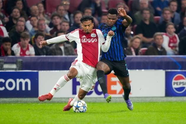 AMSTERDAM, 23-08-2025, Johan Cruijff ArenA ,season 2025 2026 , UEFA Champions League football , league phase, .Match between Ajax and Inter Milan , Picture shows Ajax player Owen Wijndal, Inter player Denzel Dumfries Ajax - Inter  x31066652x Copyright: