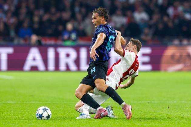 AMSTERDAM , 17-09-2025 , JohanCruyff Arena , season 2025 2026 , UEFA Champions League football , League phase Matchday 1 , match between Ajax and Inter Milan , picture shows Inter player Pio Esposito, Ajax player Youri Baas Ajax - Inter  x31066653x Copyright:
