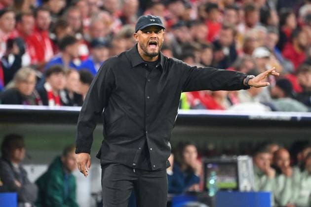 Coach Vincent KOMPANY Bayern Muenchen , gestures,gives instructions single picture,cropped single motif,half figure,half figure soccer Champions League,season 2025 26,1 matchday FC Bayern Muenchen FC Chelsea on 17 09 2025 A L L I A N Z A R E N A