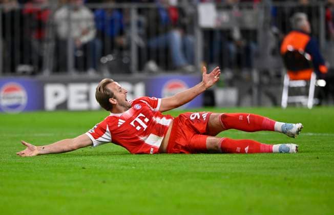 Harry Kane FC Bayern Muenchen FCB 09 on the ground claims penalty, penalty kick FC Bayern Muenchen FCB vs Chelsea FC Matchday 01 17 09 2025 DFL REGULATIONS PROHIBIT ANY USE OF PHOTOGRAPHS AS IMAGE SEQUENCES AND OR QUASI VIDEO FC Bayern Muenchen FCB vs Cheelsea FC