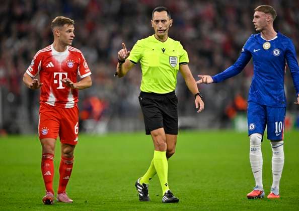 Referee Referee Jose Maria Sanchez Gesture Gesture Joshua Kimmich FC Bayern Muenchen FCB 06 Cole Palmer Chelsea FC The Blues 10 FC Bayern Muenchen FCB vs Chelsea FC Matchday 01 17 09 2025 DFL REGULATIONS PROHIBIT ANY USE OF PHOTOGRAPHS AS IMAGE SEQUENCES AND OR QUASI VIDEO FC Bayern Muenchen FCB vs Cheelsea FC