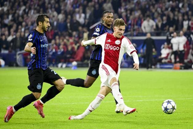 AMSTERDAM - Mika Godts (r) of Ajax runs into the goalkeeper between Manuel Akanji of Internazionale and Henrikh Mkhitaryan of Internazionale during the UEFA Champions League match between Ajax and Internazionale at the Johan Cruijff ArenA on September 17, 2025 in Amsterdam, Netherlands. ANP OLAF KRAAK UEFA Champions League 2025 26 xVIxANPxSportx xxANPxIVx 536652501 originalFilename: 536652501.jpg