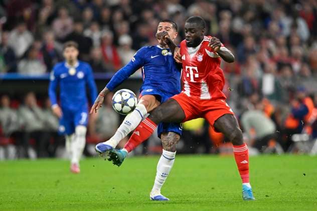 duel, action Enzo Fernandez Chelsea FC The Blues 08 vs Dayot Upamecano FC Bayern Muenchen FCB 02 FC Bayern Muenchen FCB vs Chelsea FC Matchday 01 17 09 2025 DFL REGULATIONS PROHIBIT ANY USE OF PHOTOGRAPHS AS IMAGE SEQUENCES AND OR QUASI VIDEO FC Bayern Muenchen FCB vs Cheelsea FC