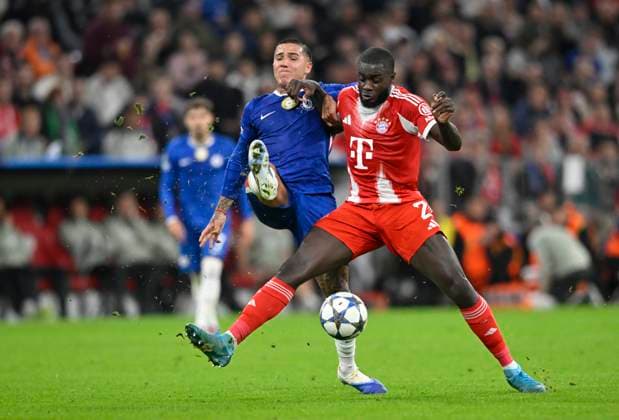 duel, action Enzo Fernandez Chelsea FC The Blues 08 vs Dayot Upamecano FC Bayern Muenchen FCB 02 FC Bayern Muenchen FCB vs Chelsea FC Matchday 01 17 09 2025 DFL REGULATIONS PROHIBIT ANY USE OF PHOTOGRAPHS AS IMAGE SEQUENCES AND OR QUASI VIDEO FC Bayern Muenchen FCB vs Cheelsea FC